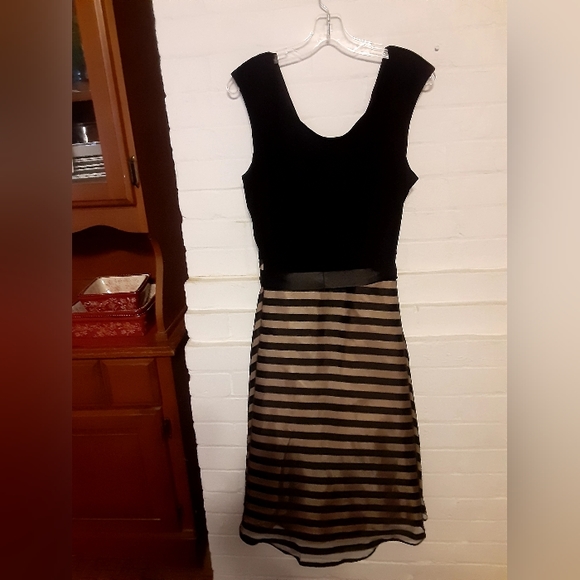 Ladies dress size 16 black/gold black sheer bottom ties in the back dress barn. - Picture 3 of 3
